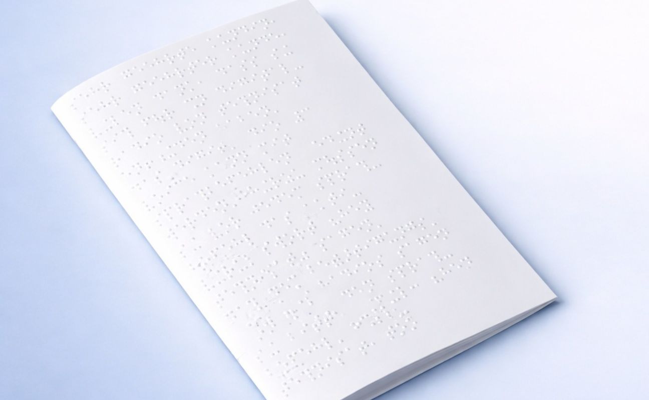Broschüre mit Bedienungshinweisen in Brailleschrift